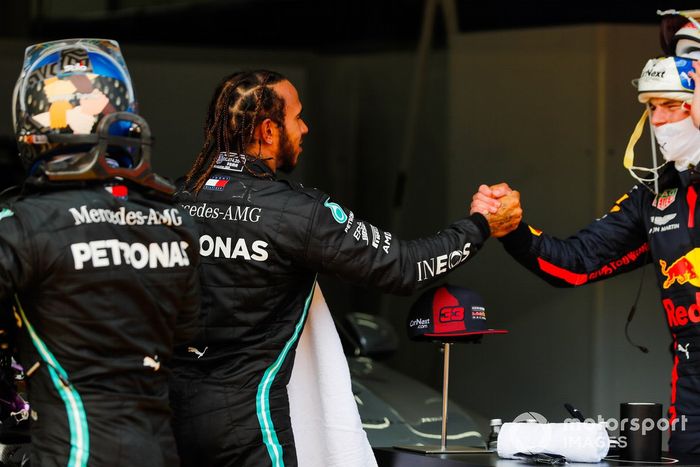 El ganador Lewis Hamilton, Mercedes-AMG Petronas F1, felicita a Max Verstappen, Red Bull Racing mientras Valtteri Bottas, Mercedes-AMG Petronas F1 mira