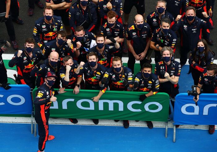 Max Verstappen, Red Bull Racing celebrates with team members in parc ferme