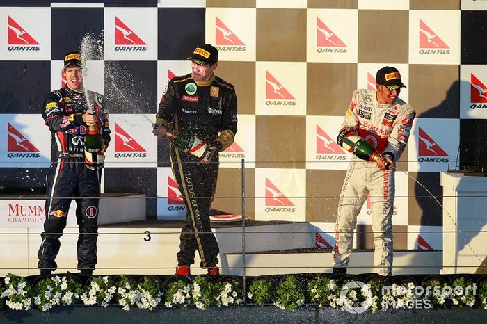 Podio: el ganador de la carrera Sebastian Vettel, Red Bull Racing, segundo lugar Lewis Hamilton, McLaren, tercer lugar Vitaly Petrov, Lotus Renault GP