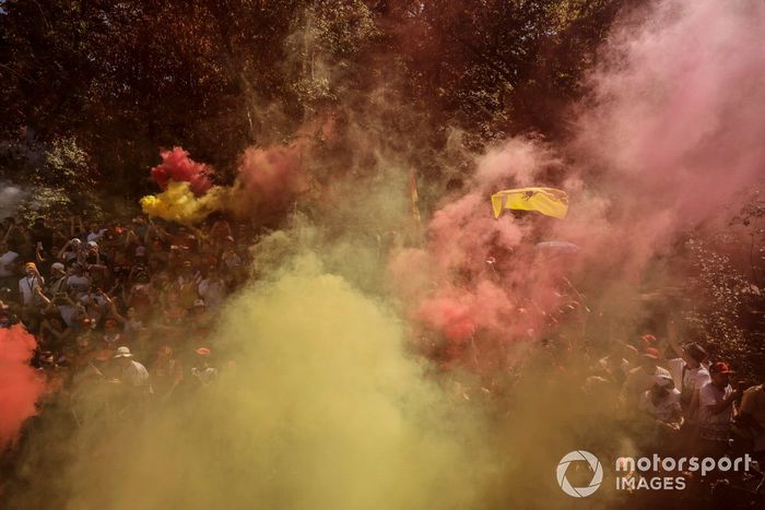 Fans de Ferrari llenan el aire de humo