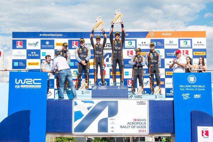 Podio: ganadores Thierry Neuville, Martijn Wydaeghe, Hyundai World Rally Team Hyundai i20 N Rally1, segundo lugar Ott Tanak, Martin Jarveoja, Hyundai World Rally Team Hyundai i20 N Rally1, tercer lugar Dani Sordo, Candido Carrera, Hyundai World Rally Team Hyundai i20 N Rally1.