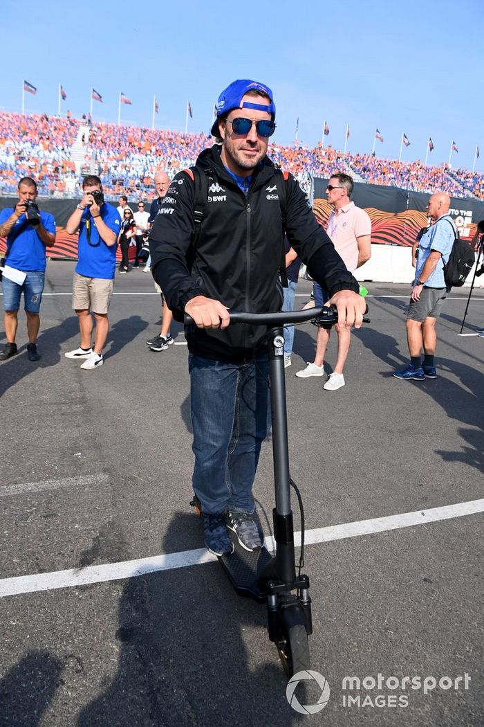 Fernando Alonso y el equipo Alpine F1 Team llegan a la pista