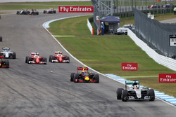 Lewis Hamilton, Mercedes AMG F1 W07 Hybrid líder e la carrera al inciio