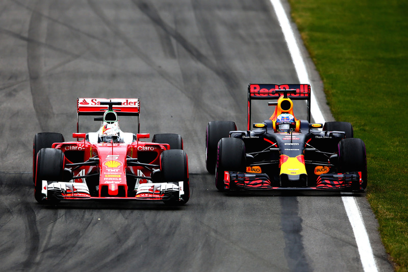 Daniel Ricciardo, Red Bull Racing RB12 y Sebastian Vettel, Ferrari SF16-H luchan por la posición