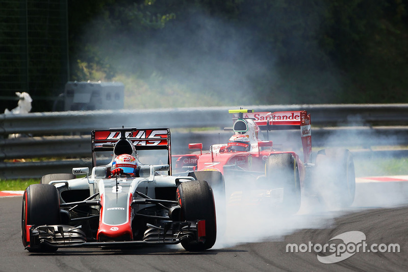 Romain Grosjean, Haas F1 Team VF-16 locks up under braking