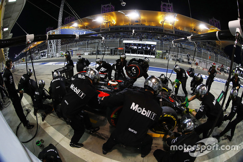 Stoffel Vandoorne, McLaren MP4-31 in de pits