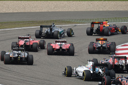 Kollision am Start: Sebastian Vettel, Ferrari SF16-H, und Kimi Räikkönen, Ferrari SF16-H