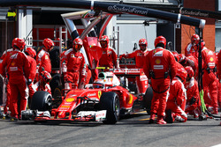 Кими Райкконен, Ferrari SF16-H во время пит-стопа