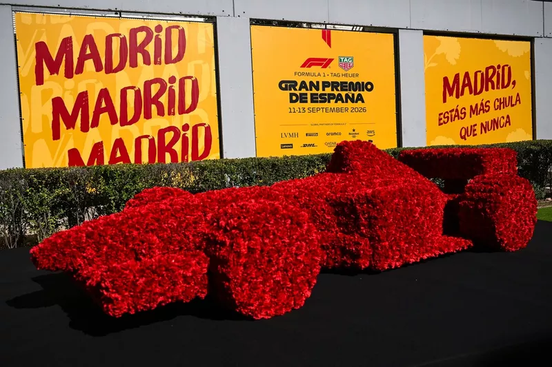 Signalétique et identité visuelle du Grand Prix d'Espagne derrière une voiture de course décorée de fleurs