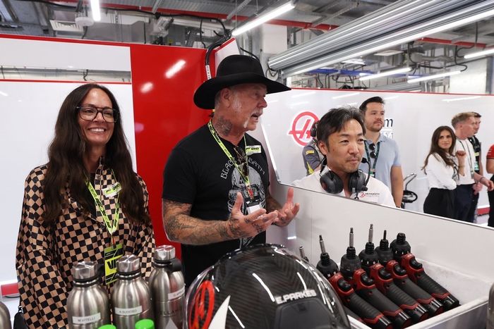 James Hetfield de Metallica en el garaje de Haas F1 con Ayao Komatsu, director del equipo Haas F1. 
