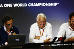 Заступник гоночного директора FIA Лоран Мекіс, гоночний директор FIA Чарлі Вайтінг, медіа-делегат FI