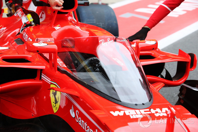 Sebastian Vettel, Ferrari SF70H, con el escudo de la cabina
