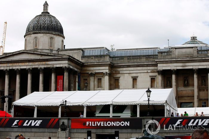 Carpas y anuncios fuera de la  National Portrait Gallery