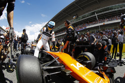 Fernando Alonso, McLaren MCL32, sort de sa voiture