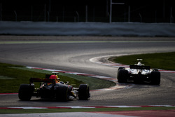 Romain Grosjean, Haas F1 Team VF-17, y Max Verstappen, Red Bull Racing RB13