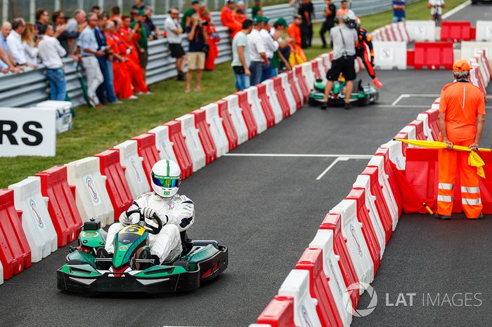 Max Verstappen (fundo) corre de kart com o ex-goleiro Dida