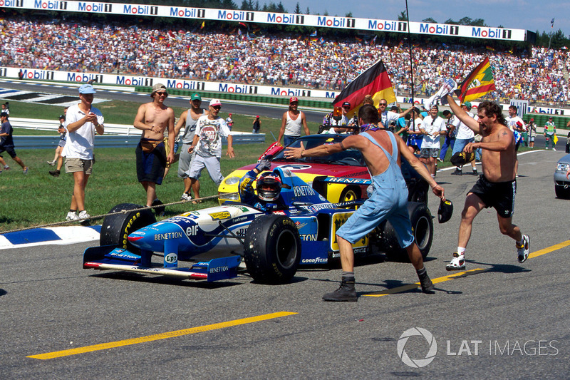 Michael Schumacher, Benetton Renault B195 vince la gara ma torna ai box trainato