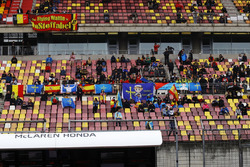 Des fans dans la tribune principale