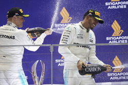 Podio: il terzo classificato Valtteri Bottas, Mercedes AMG F1 e il vincitore della garaLewis Hamilto