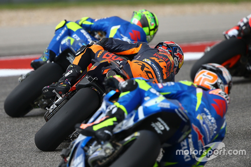 Bradley Smith entre les deux Suzuki