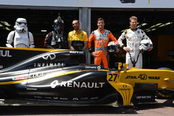 Un Storm Trooper, Cyril Abiteboul, directeur général Renault Sport F1, Jolyon Palmer, Renault Sport F1 Team RS17 et Nico Hulkenberg, Renault Sport F1 Team RS17