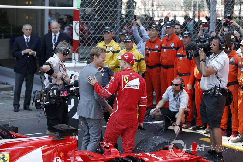 Переможець Себастьян Феттель, Ferrari спілкується з Ніко Росбергом, послом Mercedes-Benz