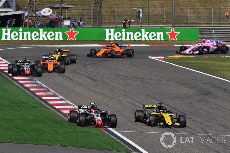 Kevin Magnussen, Haas F1 Team VF-18 lotta con Nico Hulkenberg, Renault Sport F1 Team R.S. 18