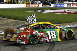 Race winner Kyle Busch, Joe Gibbs Racing