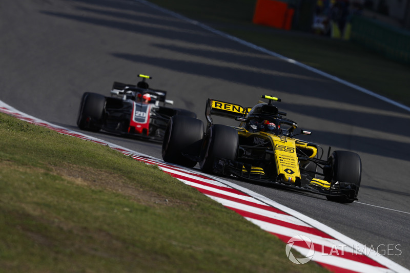 Carlos Sainz Jr., Renault Sport F1 Team R.S. 18, Kevin Magnussen, Haas F1 Team VF-18 Ferrari