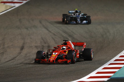 Sebastian Vettel, Ferrari SF71H, devant Valtteri Bottas, Mercedes AMG F1 W09