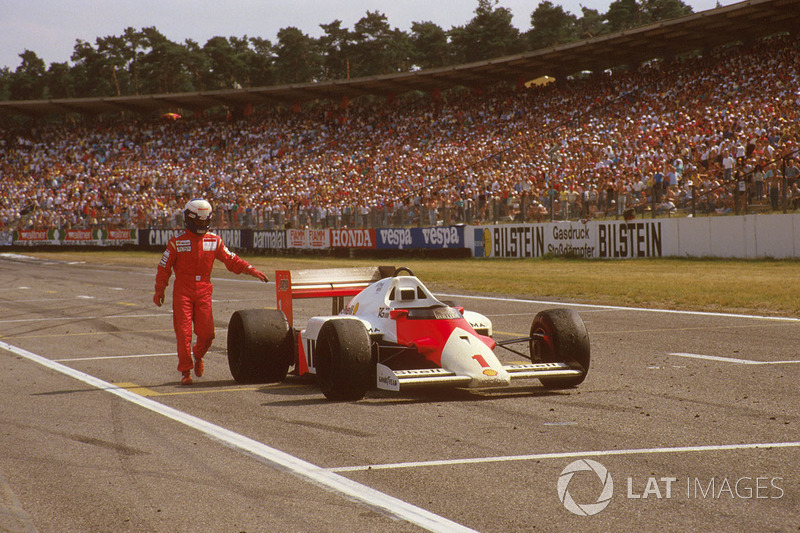 Alain Prost pushes his McLaren MP4-2C TAG after running out of fuel on the last lap