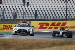 Coche de seguridad al frente de Lewis Hamilton, Mercedes AMG F1 W09
