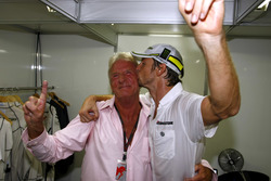 Jenson Button, Brawn GP en een emotionele John Button vieren feest