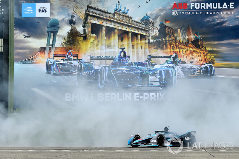 Kampiun Formula 1, Nico Rosberg, di depan Sirkuit Templehof