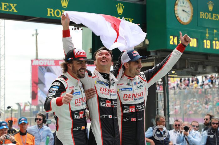 Los ganadores de las 24 Horas de Le Mans 2018 #8 Toyota Gazoo Racing Toyota TS050: Sébastien Buemi, Kazuki Nakajima, Fernando Alonso