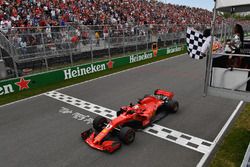 Il vincitore della gara Sebastian Vettel, Ferrari SF71H, prende la bandiera a scacchi