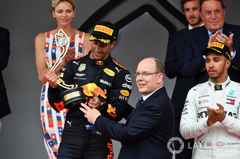 Le vainqueur Daniel Ricciardo, Red Bull Racing sur le podium avec SAS le Prince Albert de Monaco
