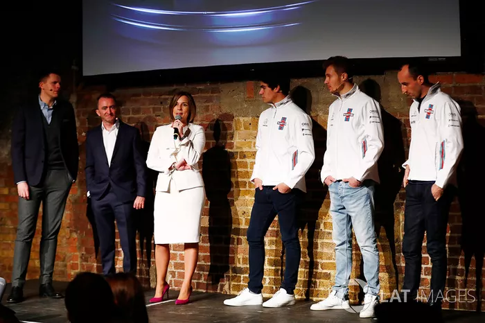 Jake Humphrey, Paddy Lowe, Claire Williams, Lance Stroll, Sergey Sirotkin y Robert Kubica en el escenario en el lanzamiento del FW41