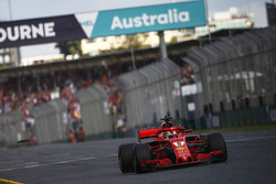 Sebastian Vettel, Ferrari SF71H, toma la bandera a cuadros para la victoria