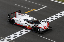 #2 Porsche Team Porsche 919 Hybrid: Timo Bernhard, Earl Bamber, Brendon Hartley