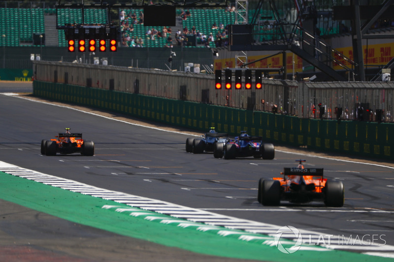Stoffel Vandoorne, McLaren MCL33, Valtteri Bottas, Mercedes AMG F1 W09, Brendon Hartley, Toro Rosso STR13, y Fernando Alonso, McLaren MCL33, alineación para la práctica de salida