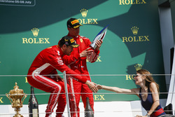 Il vincitore della gara Sebastian Vettel, Ferrari, stringe la mano a Nathalie McGoin, sul podio