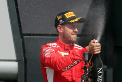 Sebastian Vettel, Ferrari, festeggia sul podio