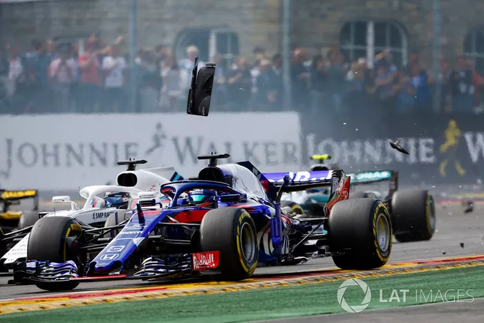 Brendon Hartley, Toro Rosso STR13, por delante de Lance Stroll, Williams FW41, al inicio