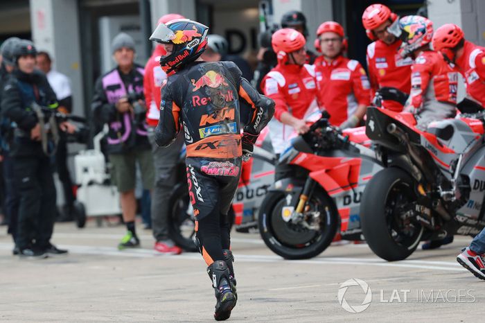 Bradley Smith, Red Bull KTM Factory Racing, después de la caída