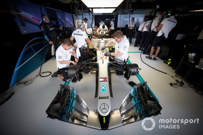 Los ingenieros trabajan en el auto de Lewis Hamilton, Mercedes AMG F1 W09