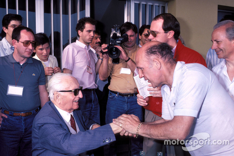 Modena 1986, Enzo Ferrari, Stirling Moss, durante el desfile de veteranos de Mille Miglia en la fábrica Scaglietti