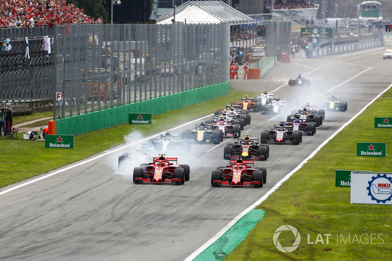 Старт гонки: Кімі Райкконен (Ferrari SF71H) попереду Себастьяна Феттеля (Ferrari SF71H) і Льюіса Хемілтона (Mercedes AMG F1 W09)