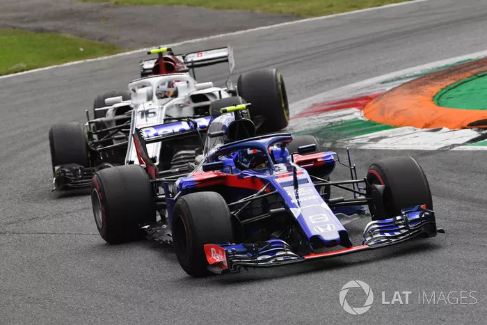 Pierre Gasly, Scuderia Toro Rosso STR13 y Charles Leclerc, Sauber C37 