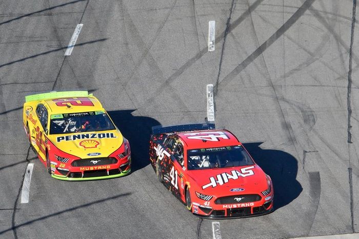 Daniel Suarez, Stewart-Haas Racing, Ford Mustang Haas Automation, Joey Logano, Team Penske, Ford Mustang Shell Pennzoil